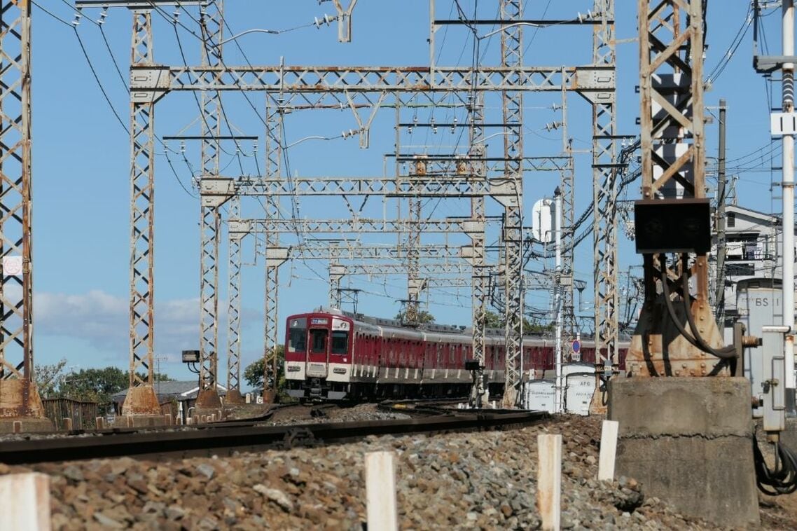 坂をのぼる奈良線の電車