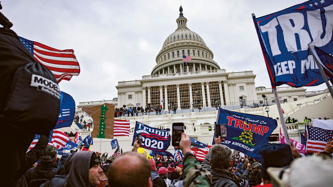 連邦議会議事堂前でトランプの旗を掲げる市民たち