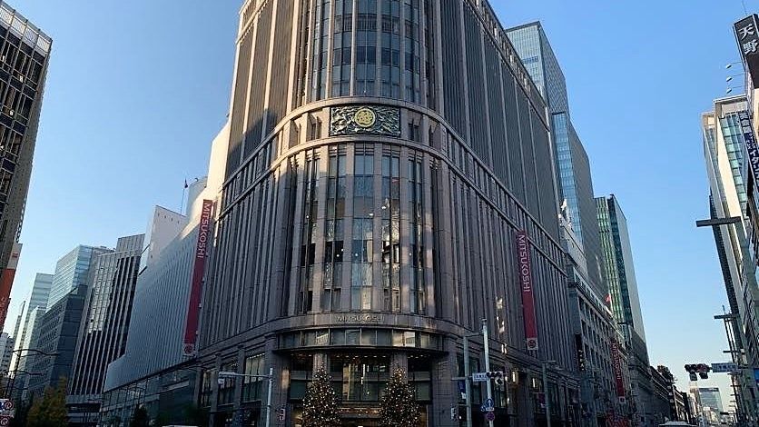 三越伊勢丹の基幹店の一つである三越日本橋本店。シニア層が主要顧客のため、コロナの感染拡大による来店客数への影響が大きい（記者撮影）