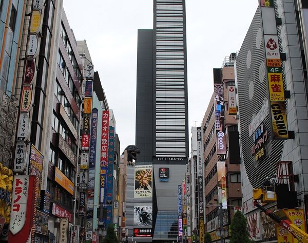新宿東宝ビル（写真：筆者撮影）