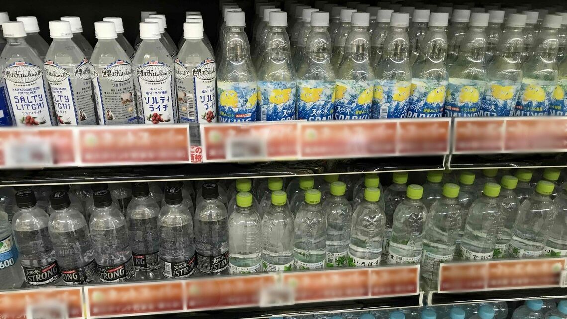 小売店の店頭に並ぶミネラルウォーター系商品（筆者撮影）