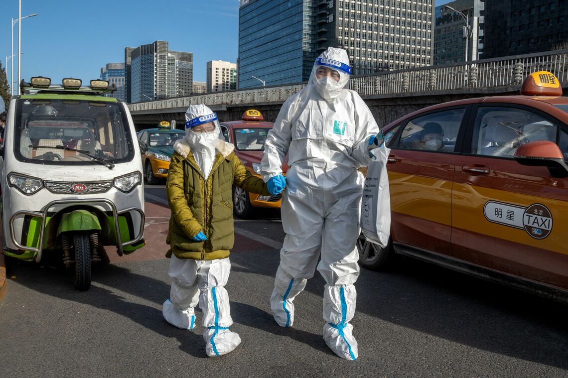 北京市内の防護服姿の歩行者（12月15日）Source: Bloomberg