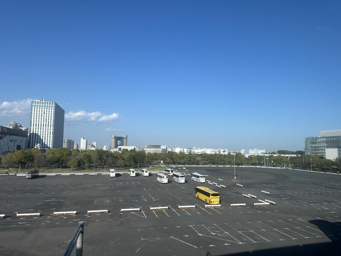 青海地区にある未処分の都有地。現在は駐車場として使われている（記者撮影）