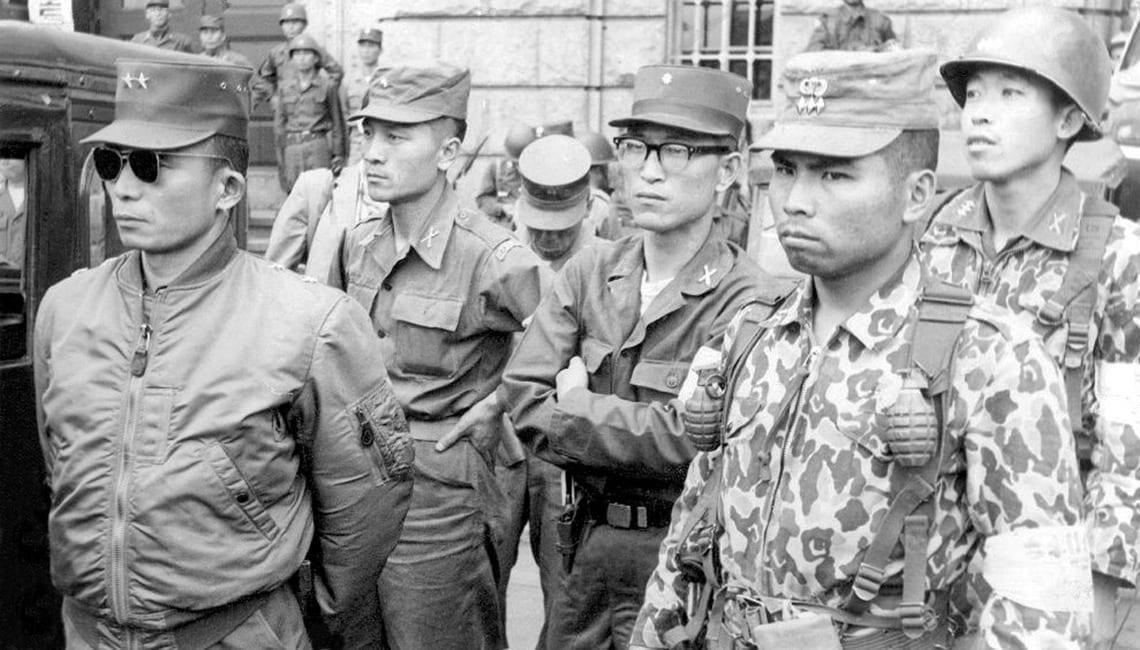 韓国で1961年5月16日の軍事クーデター当時、クーデター実行者の仲間に支えられる当時の朴正煕（パク・チョンヒ）少将（左）。これ以降、軍人による権威主義的な政治が韓国で行われ、戒厳令や緊急措置を乱発し社会には閉塞感が充満した（写真・ Pictures From History／Universal Images Group via Getty Images）