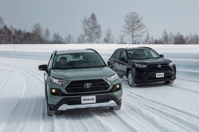 雪上でのRAV4走行シーン