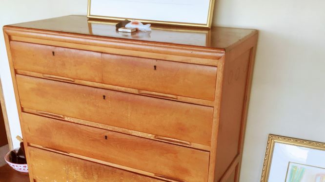 これが慌てて購入した中古のタンス。近所の昭和家具屋で確か1万6000円くらいでした（写真：筆者提供）