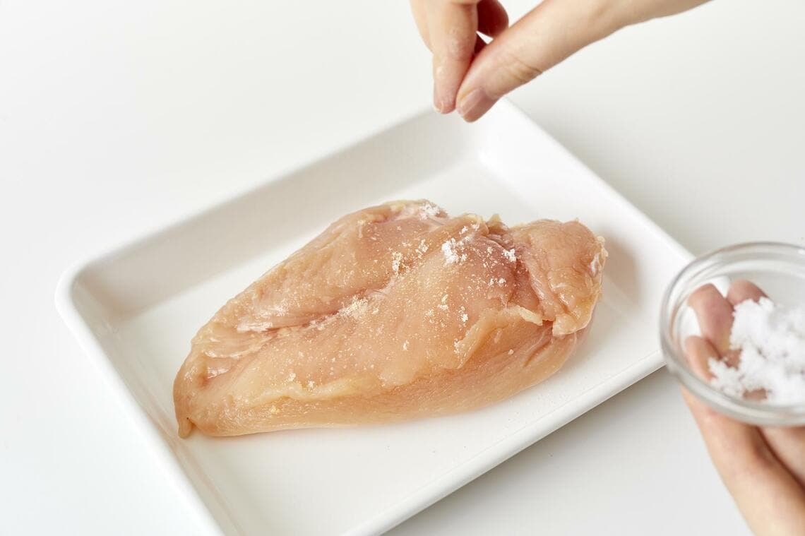 鶏胸肉に砂糖をふる