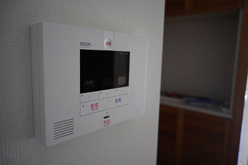 セコムの見守りサービスも導入。サ高住の入居者（ここでは50歳以上）は別途サービス費が必要（1人入居1万1000円、2人入居1万6500円）（写真提供／ホシノマチ団地）