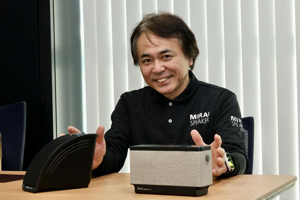 「ミライスピーカー・ミニ」と「キャリー・バイ・ミライスピーカー」について説明するミライスピーカー社広報の波多江良徳さん（写真：筆者撮影）