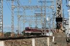 坂をのぼる奈良線の電車
