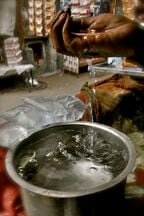 飲み水以外に、宗教活動に使う「聖なる水」も売られる