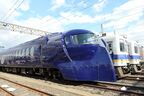 通勤車両と並ぶラピート