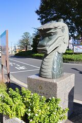 東浦和駅の前にある龍神の石像（撮影：河野博子）