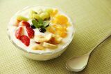 「発酵食品であるヨーグルト」と、「食物繊維たっぷりのフルーツ」は、相乗効果で腸内環境を整えてくれる「最高の組み合わせ」（写真：dorry／PIXTA）