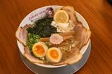 二ノ丸温泉（和歌山県）のサ飯、大阪の名店「ストライク軒」の特製塩レモンラーメン（写真：佐々木麻帆）