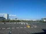 青海地区にある未処分の都有地。現在は駐車場として使われている（記者撮影）