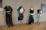 アースデーに生徒が製作した、ゴミ袋でデザインした作品