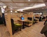 おかげ庵の店内。座り心地のよいイスは、ついつい長居をしてしまう…（筆者撮影）