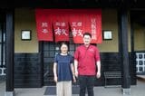 陳敏敏（チンミンミン）さんと坂口斉さん。「熊本敏敏の麻婆豆腐」は開発者である陳敏敏さんの名前から付けられている。店舗の名前は「熊本敏敏」（筆者撮影）