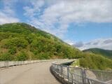 帰りのタクシーがなかなか捕まらなかったので、展望台から山の麓にある大通りまで、約20分ほど徒歩で下山したときに撮影したもの（著者撮影）