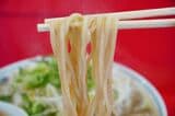 麺は自社工場で生産。スープにうまく絡み付く様に何年も研究を重ねた中太麺である