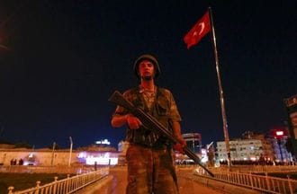 トルコに戒厳令・外出禁止令、国営テレビが軍声明伝える