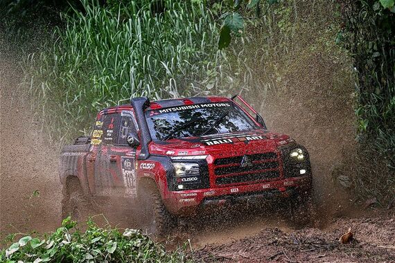 泥道や岩場などの悪路をあ知り続ける過酷なアジアンクロスカントリーラリーの様子