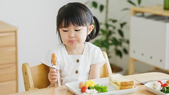 朝ごはんを食べるこども