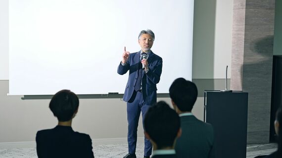 スピーチする男性
