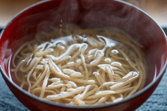 年末年始のみ限定販売される小麦冶そばの麺