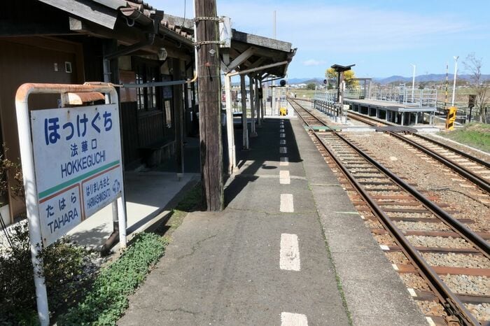 路線のほぼ中間に位置する法華口駅に設けられた行き違い設