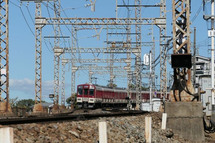 坂をのぼる奈良線の電車