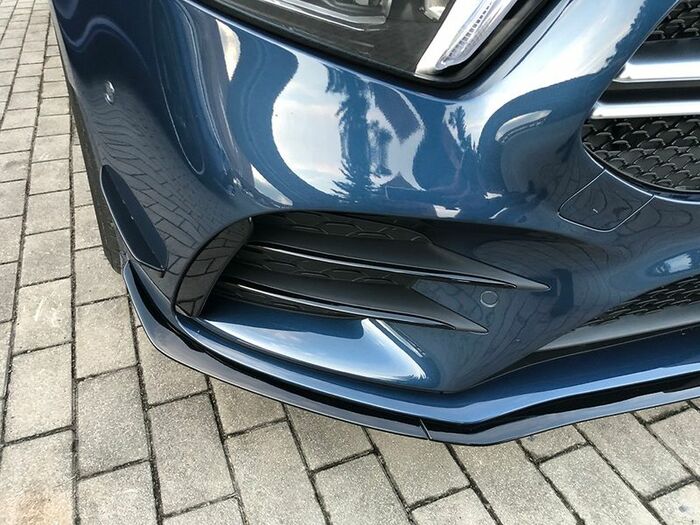 バンパーコーナーにはレースカーのようなスプリッター