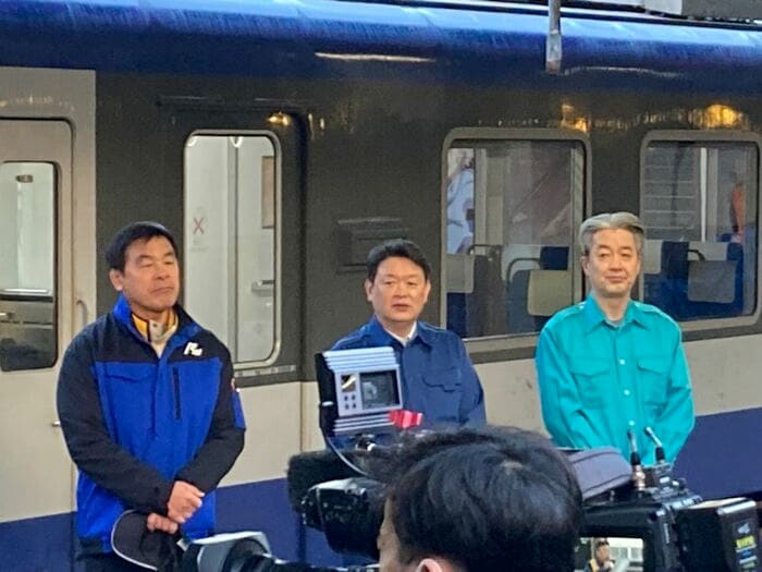出発式は、石川県知事、七尾市長、穴水町長らを迎えて行わ
