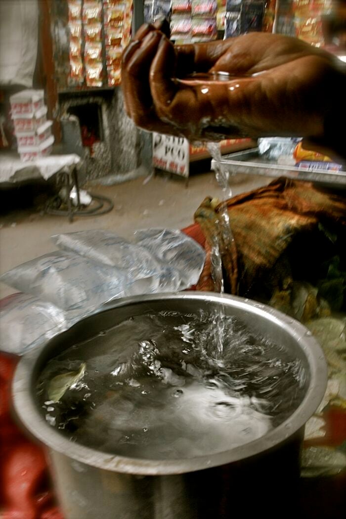 飲み水以外に、宗教活動に使う「聖なる水」も売られる