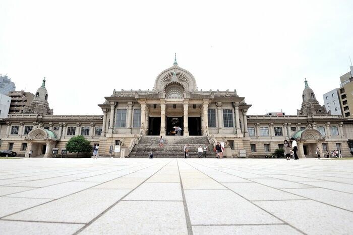 本堂前の広場は昨秋改装された