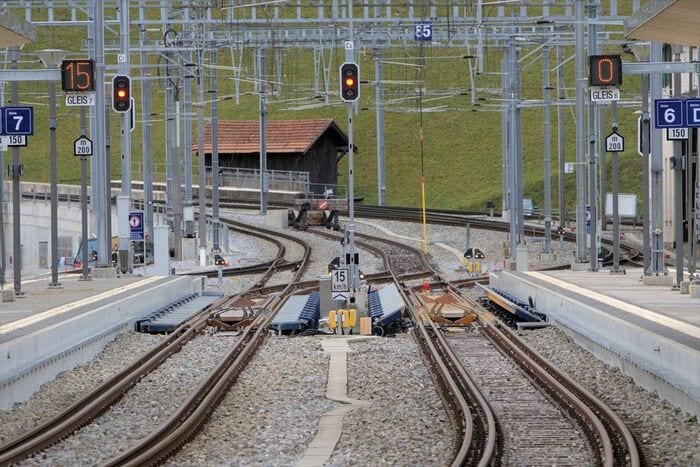 ツヴァイジンメン駅構内。狭軌・標準軌の線路が敷かれる