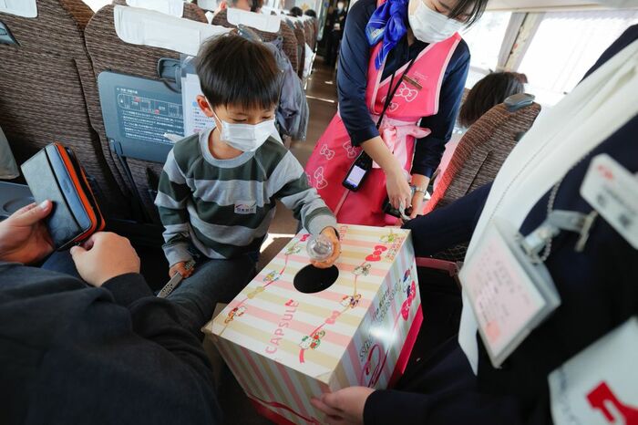 車内ではハローキティ鉄道グッズが当たる有料の