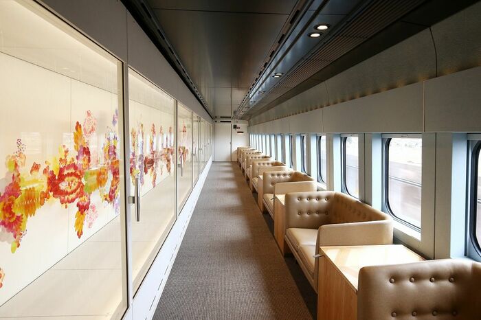 15号車：列車の振動に合わせて揺れ動く装飾もアートだ