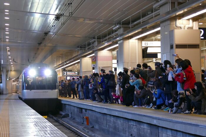 デビュー当日のEXEα＝2017年3月1日