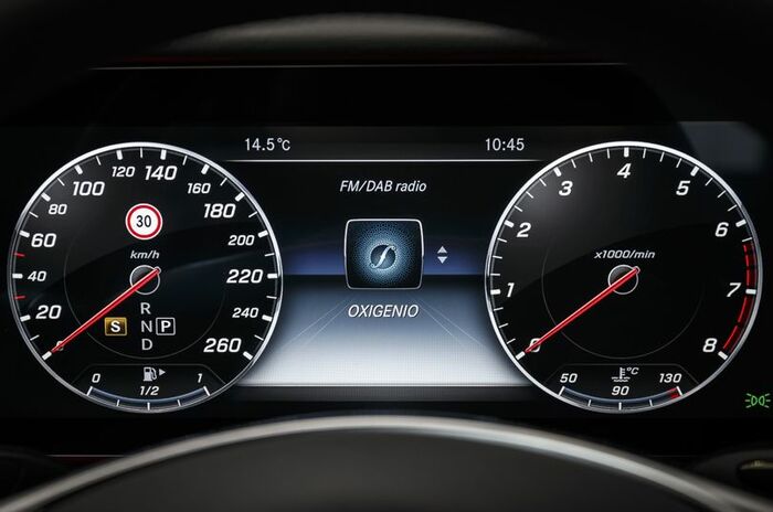 メルセデス・ベンツ E400 4マチック｜Mercedes-Benz E400 4MATIC