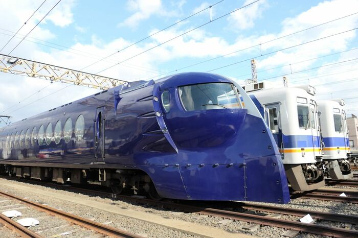 通勤車両と並ぶラピート