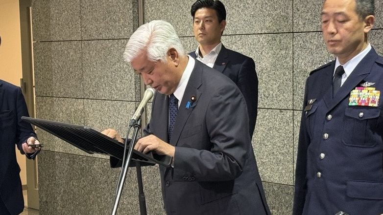 記者会見で陳謝する中谷元防衛相（写真：時事）