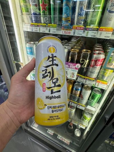 韓国のコンビニチェーン「CU」で売られていたレモン輪切り入りハイボール（撮影：遠藤眞代）