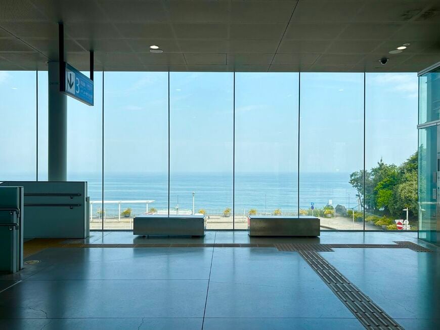 改札を出るとすぐ目の前に海が広がる。美しい駅だ（写真：筆者撮影）