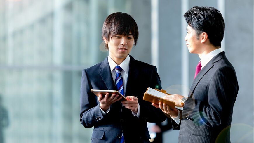 上司と話す若手会社員