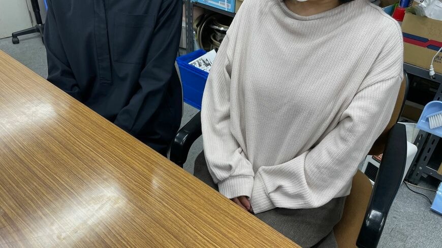 19年間にわたってSCとして都立学校の子どもや親を支えてきた時任さん（右）。「妊娠したら辞めて」という都教委の言葉はずっと心の中にひっかかってきたという（編集部撮影）