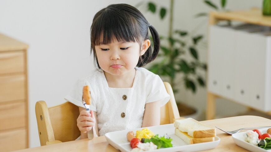 朝ごはんを食べるこども