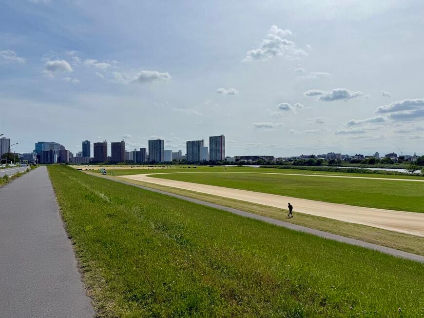 多摩川河川敷には子どもが遊んでいたり、サッカーボールとたわむれたり、ランニングしている人がいたりする（写真：筆者撮影）