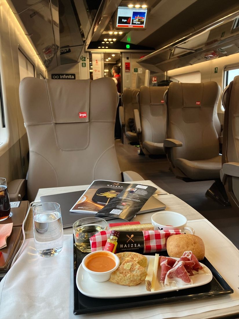 スペインを走る高速列車「iryo」のシートでの食事。これとは別に車内カウンターでの飲食物販売もある（筆者撮影）